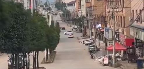 缅甸果敢自治区老街市商铺关门现象持续加剧,商户普遍反映“卖家多、买家少”,经营压…