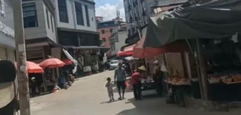 缅甸果敢自治区老街市商铺关门现象持续加剧,商户普遍反映“卖家多、买家少”,经营压…