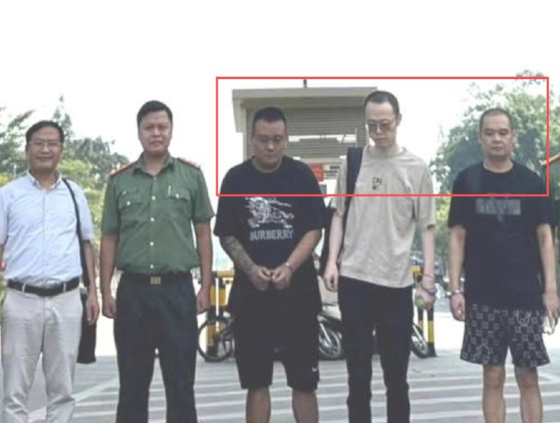 越南当局在谅山省友谊国际口岸向中国警方移交3名被通缉的中国籍逃犯,分别为Li H…