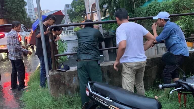 28日17时许,金边万景岗区一排水沟内发现一具男性遗体,警方接报后赶赴现场处置时…