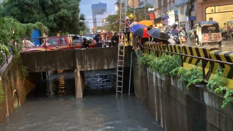 28日17时许,金边万景岗区一排水沟内发现一具男性遗体,警方接报后赶赴现场处置时…