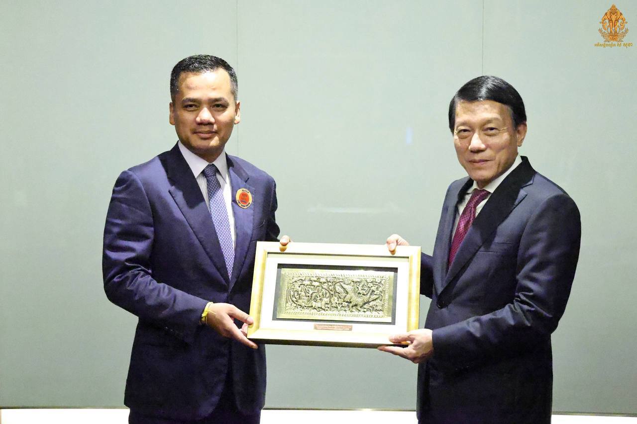 柬埔寨内政部高级代表团在越南河内梅里亚酒店与越南公安部部长梁三光及越方代表团举行…