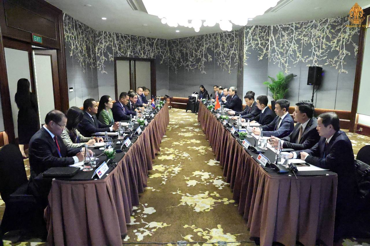 柬埔寨内政部高级代表团在越南河内梅里亚酒店与越南公安部部长梁三光及越方代表团举行…