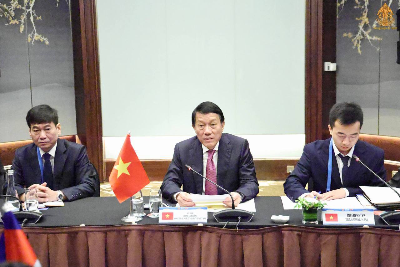 柬埔寨内政部高级代表团在越南河内梅里亚酒店与越南公安部部长梁三光及越方代表团举行…