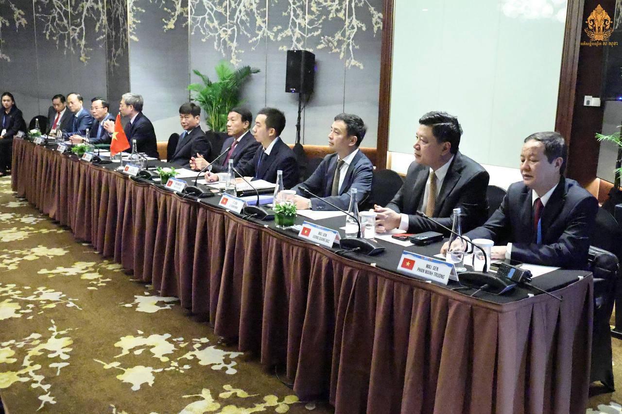 柬埔寨内政部高级代表团在越南河内梅里亚酒店与越南公安部部长梁三光及越方代表团举行…