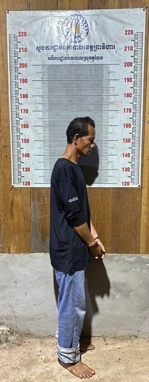柬埔寨柏威夏省库伦县宪兵司令陈西少校在自家后院凉亭的吊床上休息时,遭37岁同村农…