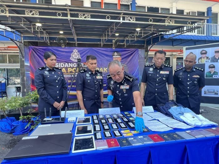 马来西亚警方在霹雳州金宝突击捣毁一处电话诈骗中心,逮捕13名涉嫌冒充日本警察诈骗…