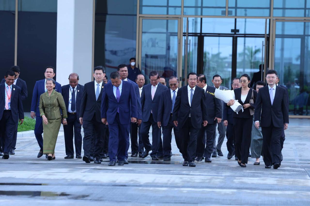 柬埔寨国王西哈莫尼与太后结束北京体检返抵金边