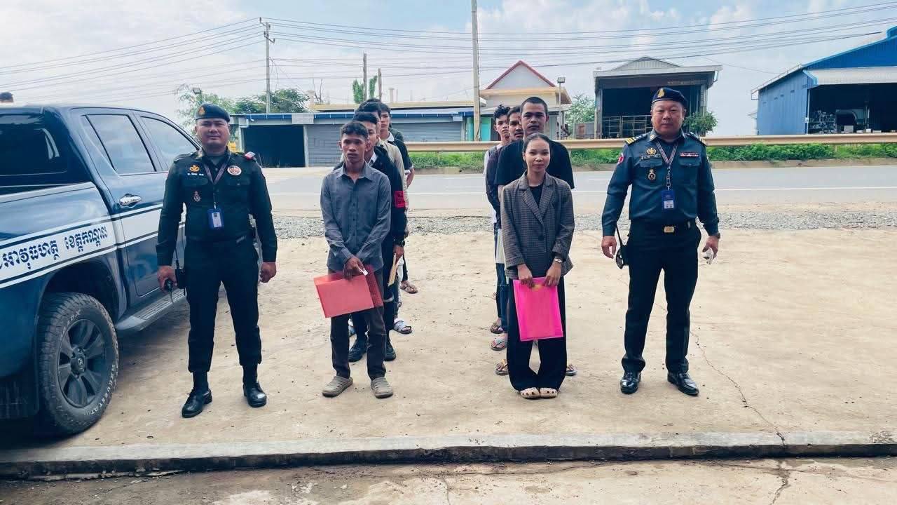干丹省蓬莱县宪兵基地当天起开始发放自愿参军申请表,吸引众多青年男女前往领取。申请…