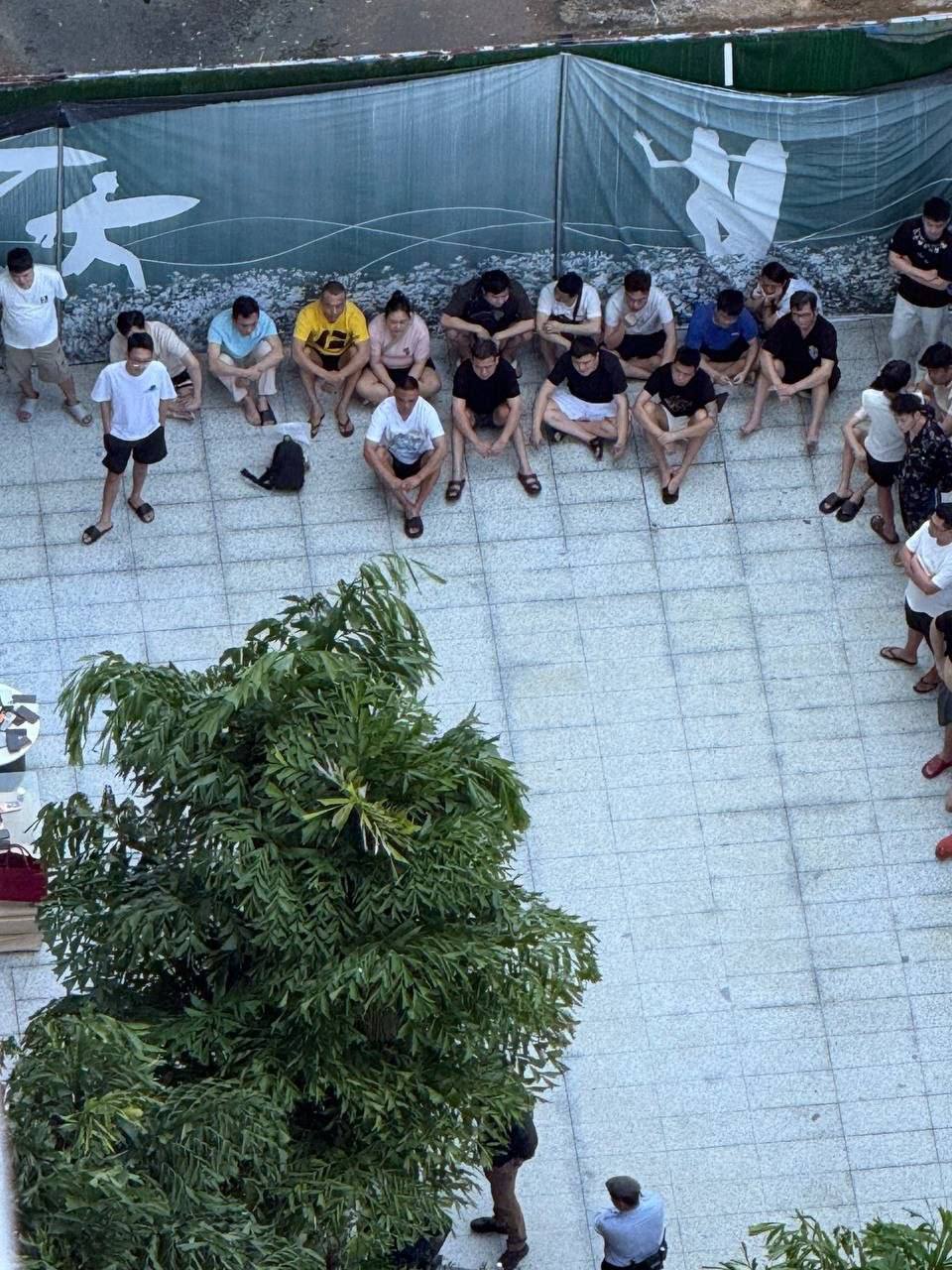 有网友投稿称,西港太子寰宇正在进行检查,现场已控制多人,据传此次行动主要针对“打…