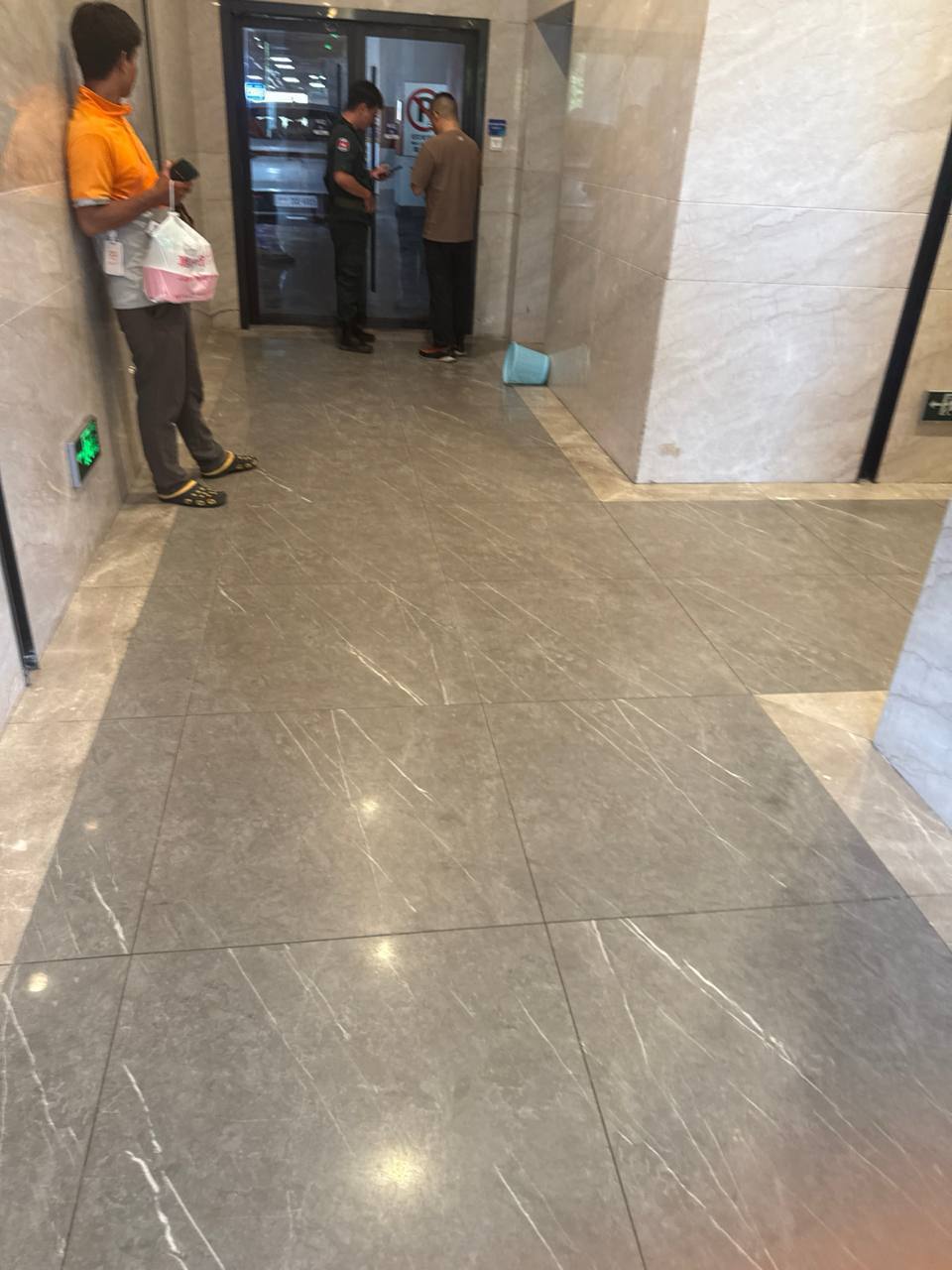 有网友投稿称,西港太子寰宇正在进行检查,现场已控制多人,据传此次行动主要针对“打…