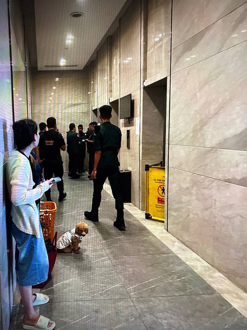 太子寰宇公寓6楼多人被警方控制，现场有大量警察在场处置。