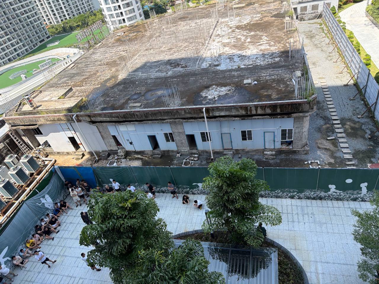 太子寰宇公寓6楼多人被警方控制，现场有大量警察在场处置。