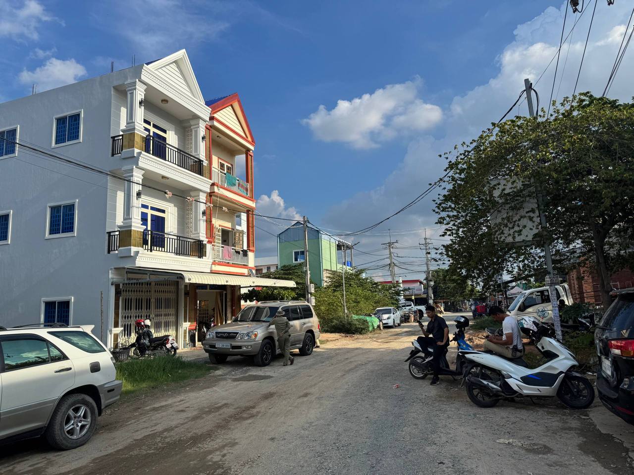 据网友投稿，金边市波森芷区秋花2号住宅区目前被宪兵包围，现场情况正在进一步发展中…