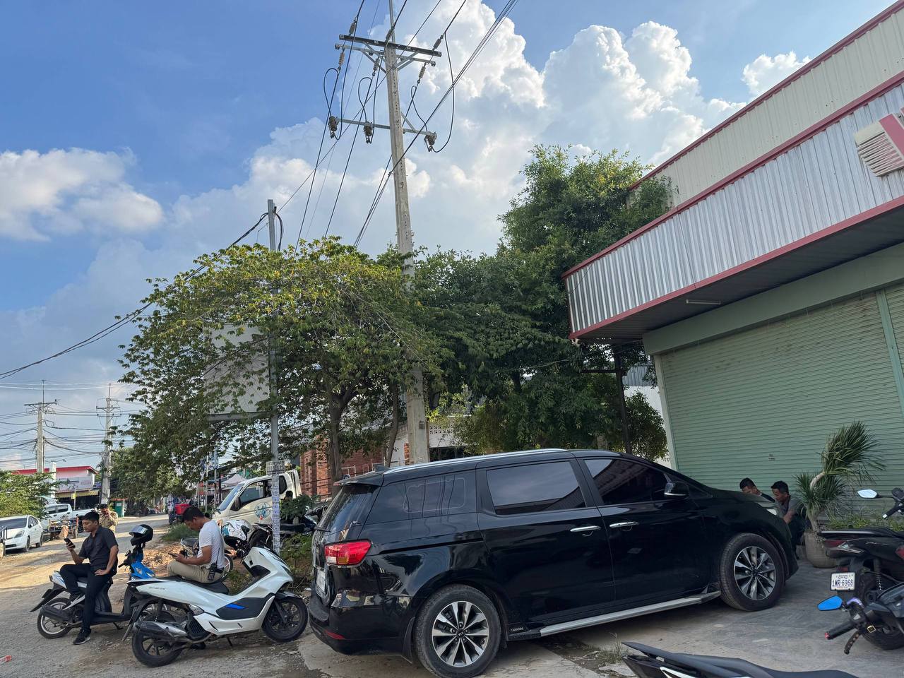 据网友投稿，金边市波森芷区秋花2号住宅区目前被宪兵包围，现场情况正在进一步发展中…