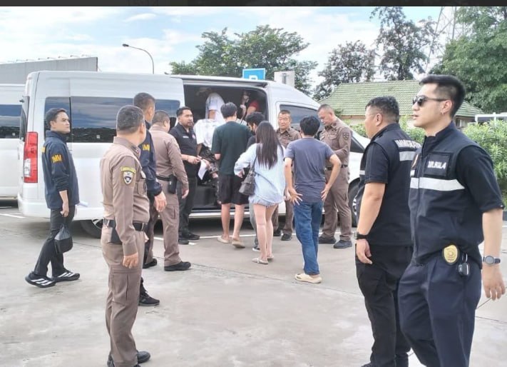 老挝公安部专案组于9月30日在万象至泰国廊开第一友谊大桥口岸，向泰国警方移交25…