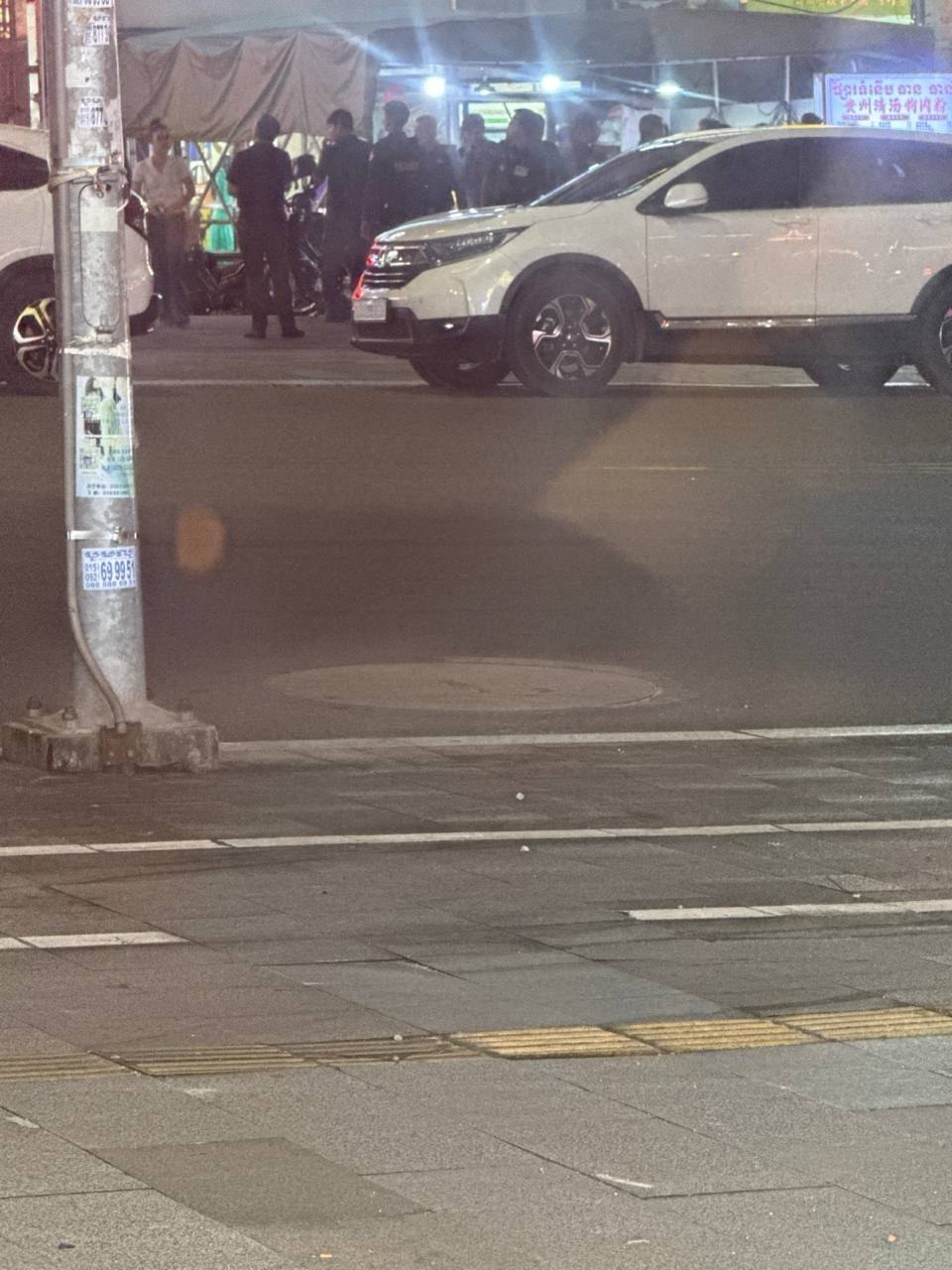 有群友反馈称，西港双狮附近一家酒店上午突然上来十多名宪兵查房，具体原因未明。