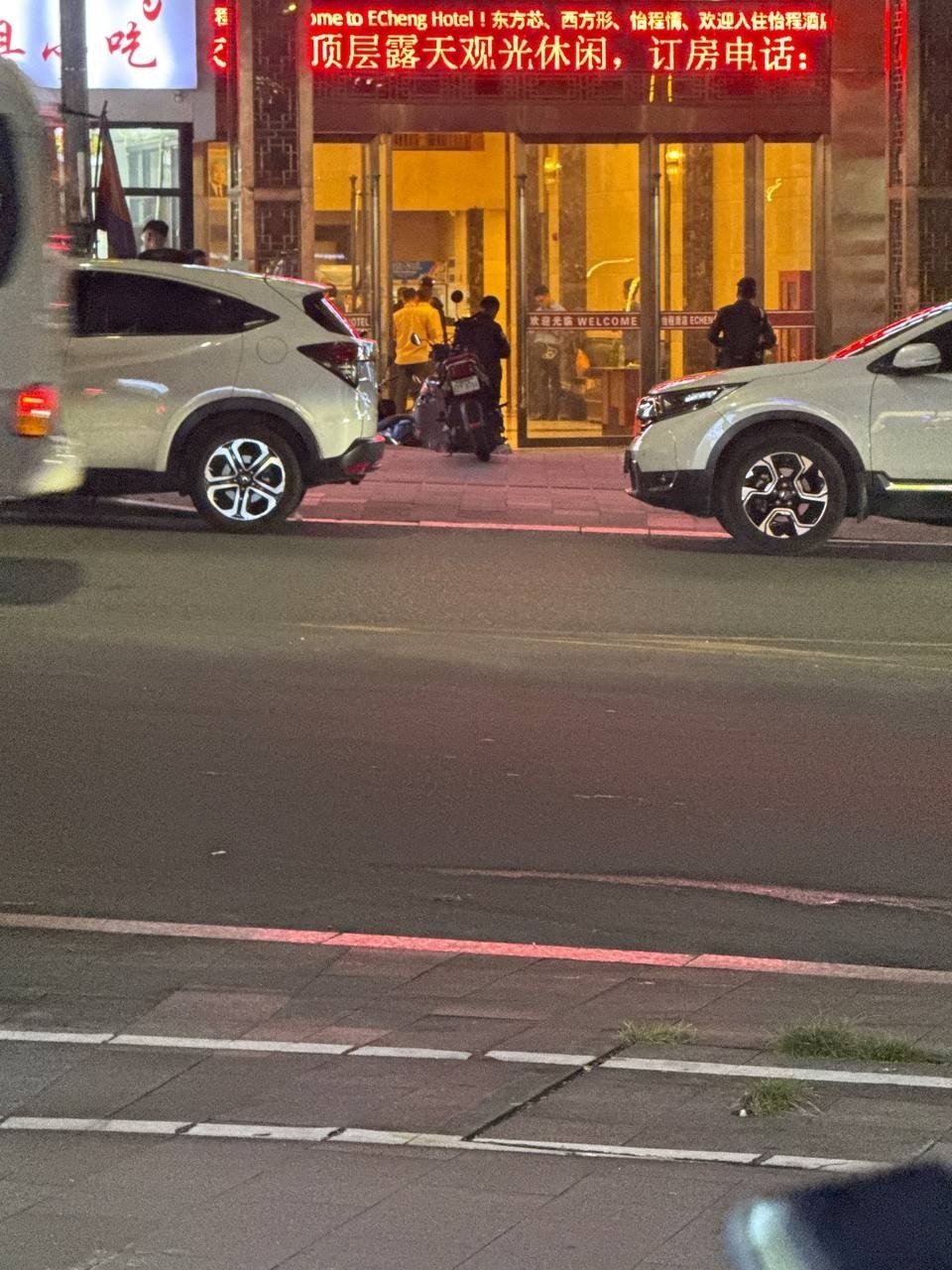 有群友反馈称，西港双狮附近一家酒店上午突然上来十多名宪兵查房，具体原因未明。