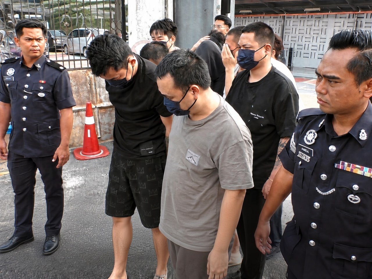 马来西亚柔佛州新山推事庭审理一起虚假招聘诈骗案，15名男子全部认罪，其中包括5名…