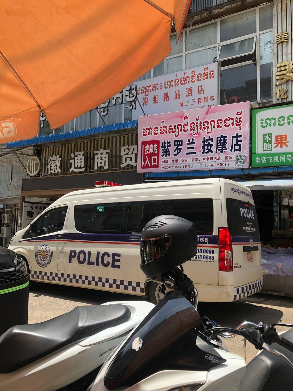 有网友反映，在柬埔寨西港“南海”附近区域发生抓捕行动，现场有警车抵达，多人被带走…