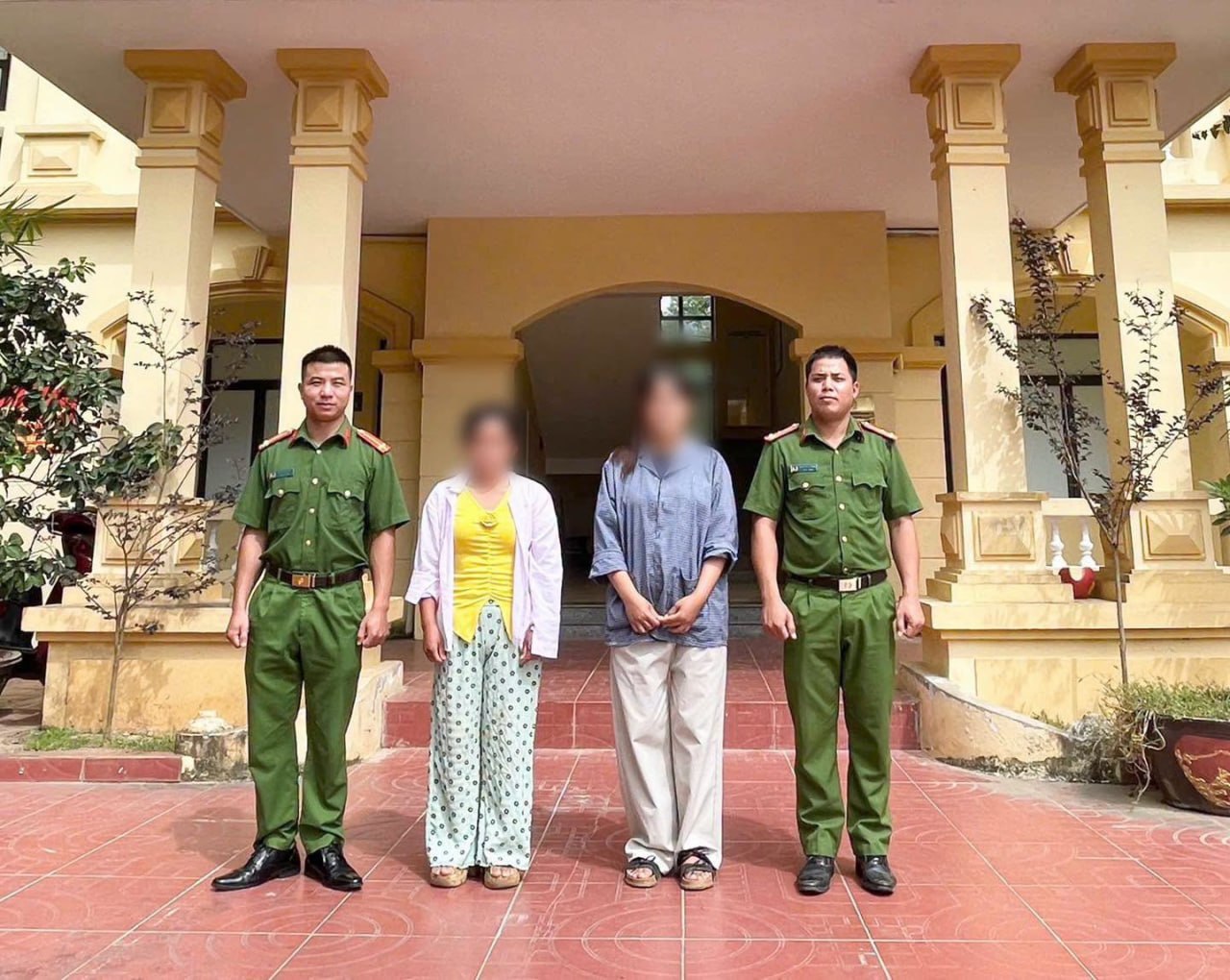 越南宣光省帕维苏乡公安近日在排查中发现一起疑似网络诱骗务工事件。2003年出生的…