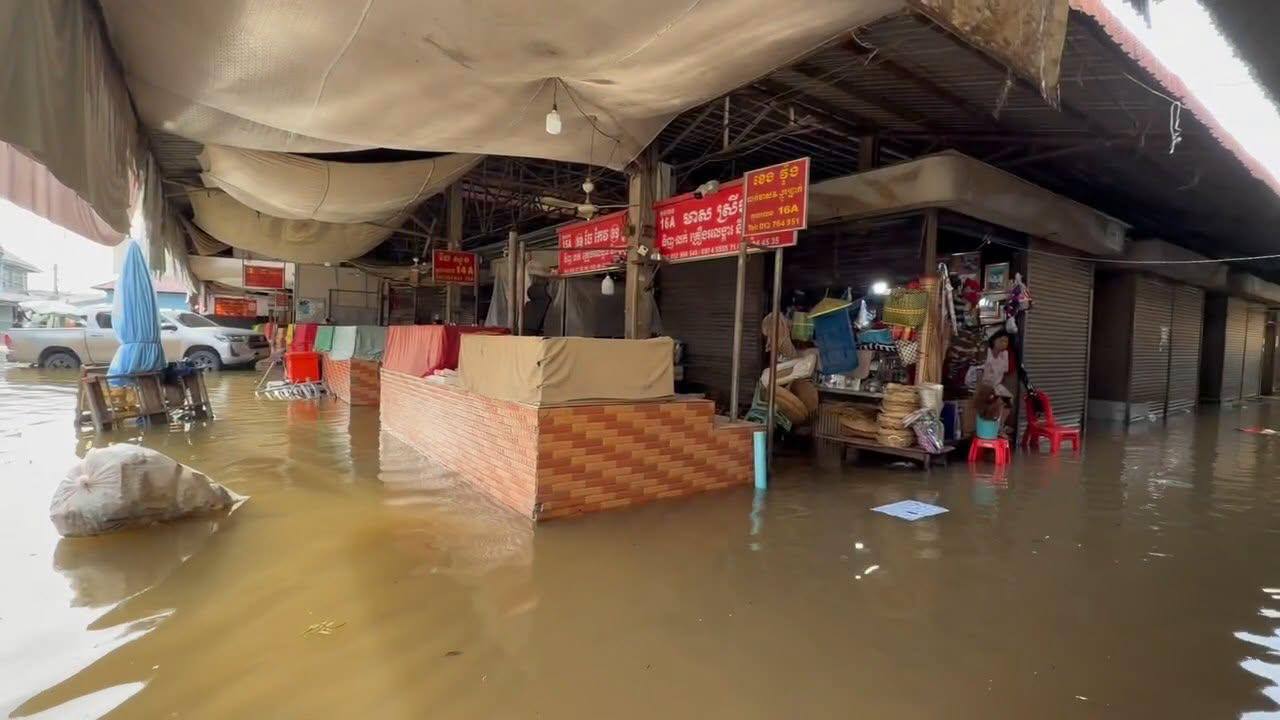 柬埔寨班迭棉吉省波贝市与诗梳风市持续遭遇洪水，目前水位不断上升。