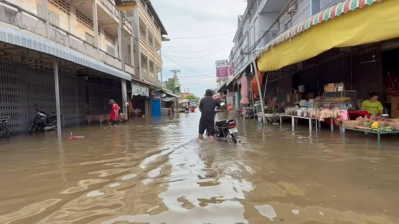 柬埔寨班迭棉吉省波贝市与诗梳风市持续遭遇洪水，目前水位不断上升。