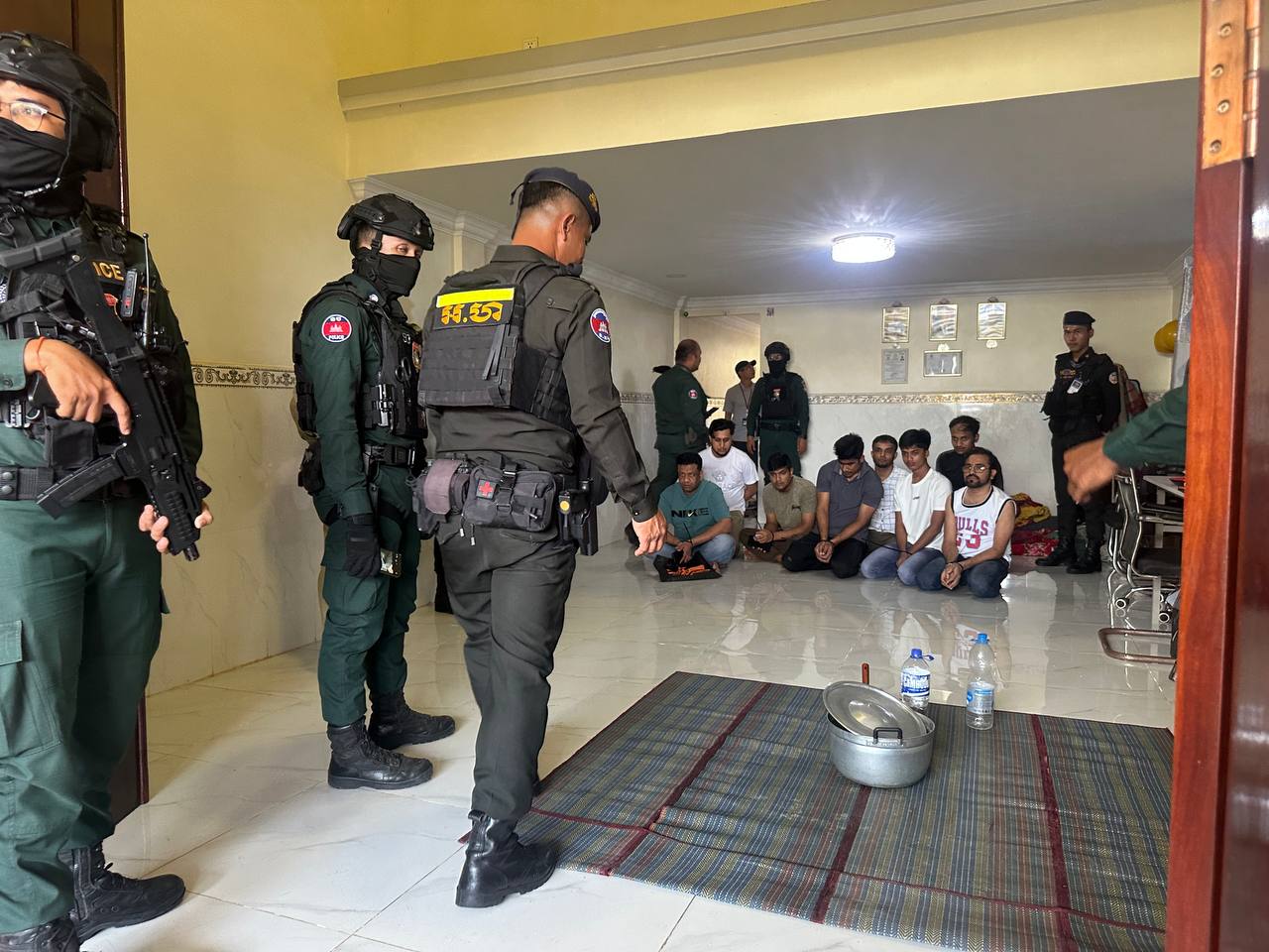 金边棉芷区桑森库萨寺附近发生突袭行动，现场多人被警方抓捕。