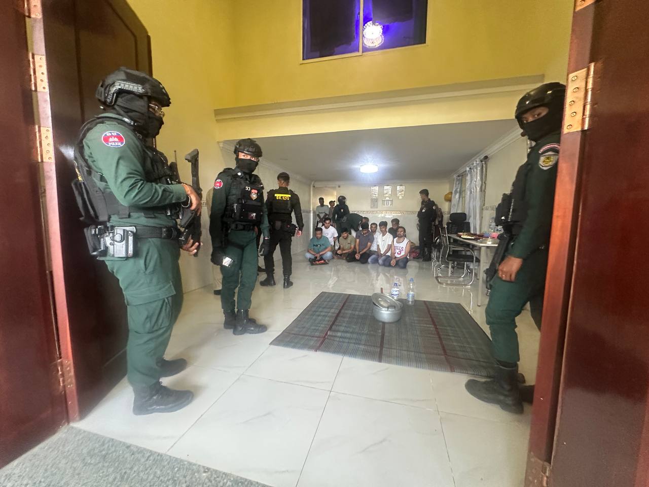 金边棉芷区桑森库萨寺附近发生突袭行动，现场多人被警方抓捕。
