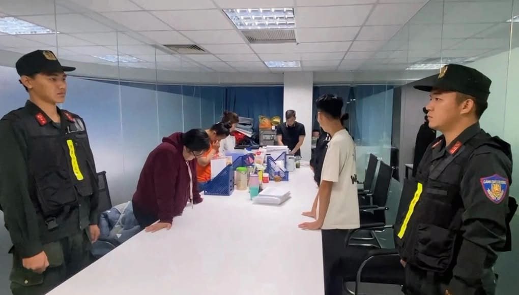 越南警方破获一起特大电信网络诈骗案。34岁的陈光道涉嫌花费超21亿越南盾购买逾1…