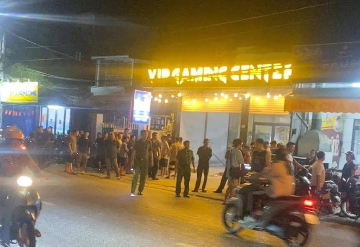 越南岘港下阳村一处商铺被警方包围，据称店主为中国人，因此前涉及的案件被重新调查。