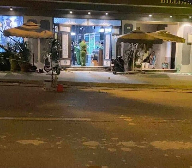 越南岘港下阳村一处商铺被警方包围，据称店主为中国人，因此前涉及的案件被重新调查。