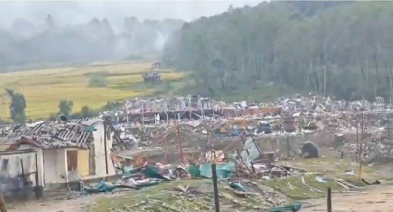缅甸克钦邦其培县其培镇潘瓦地区拉圭村一处火药仓库于10月2日14时许发生爆炸,造…