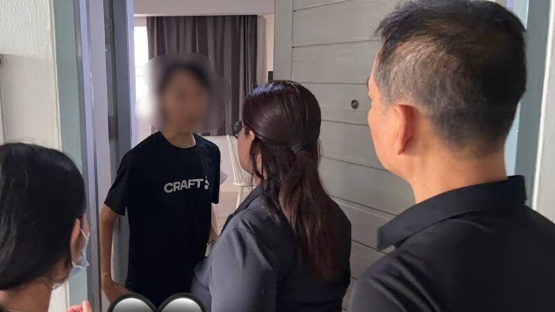 泰国移民局局长纳帕辛·普尔萨瓦特中将与调查部门负责人萨拉武特·孔亚中将联合下令，…
