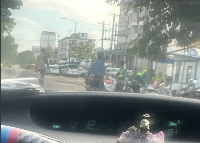 据网友投稿称,当地警方与宪兵已准备出发,金边方面人员亦已抵达,交警正参与实施道路…