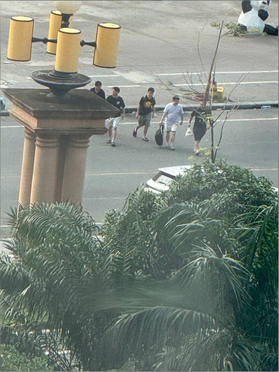 据现场消息,星汇场所内人员于当日收到通知称警方即将开展检查,随后多名人员携带行李…