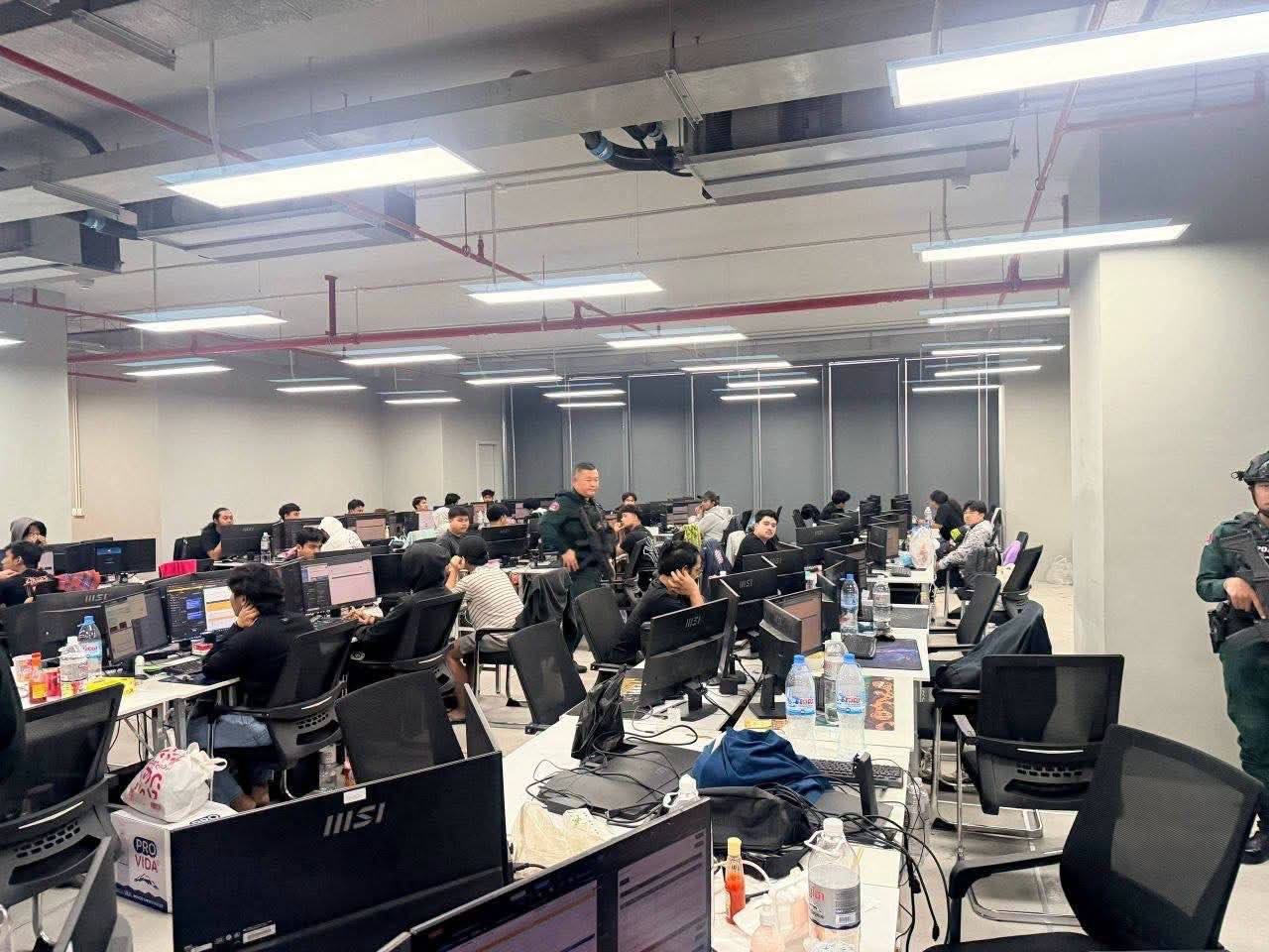 波贝突查网络诈骗窝点!近600人被抓,泰国人被指为主犯