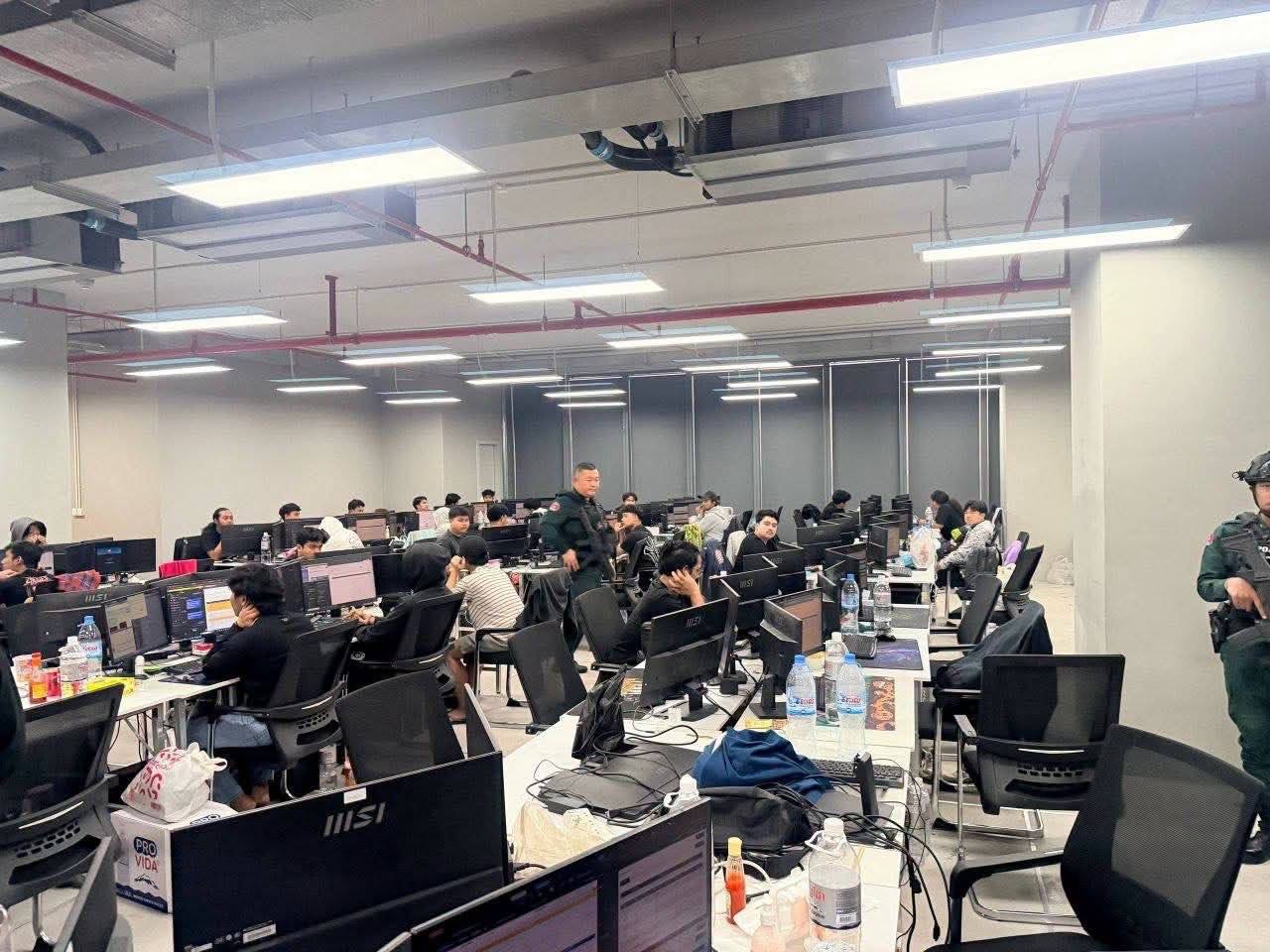 波贝突查网络诈骗窝点!近600人被抓,泰国人被指为主犯