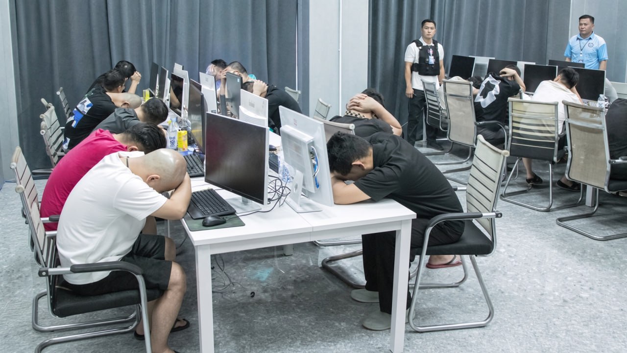 西哈努克省捣毁一网络诈骗窝点查获44人
