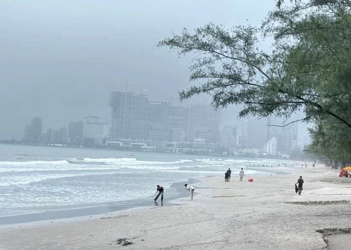 三台风叠加影响 柬埔寨迎来强风雨