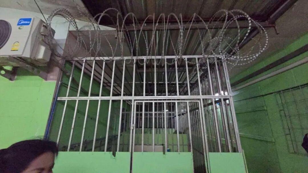 泰国女富商遭禁锢，养老院惊现铁笼床