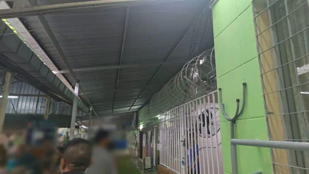 泰国女富商遭禁锢，养老院惊现铁笼床