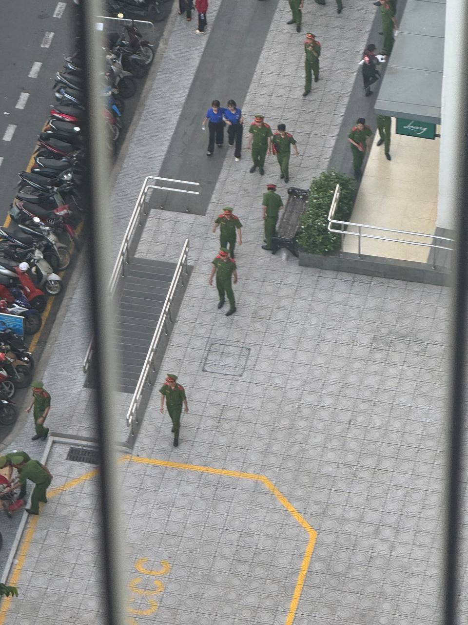 胡志明市9郡 “s10.06 区域”目测三十个绿皮出来检查,有在这里附近的兄弟注…