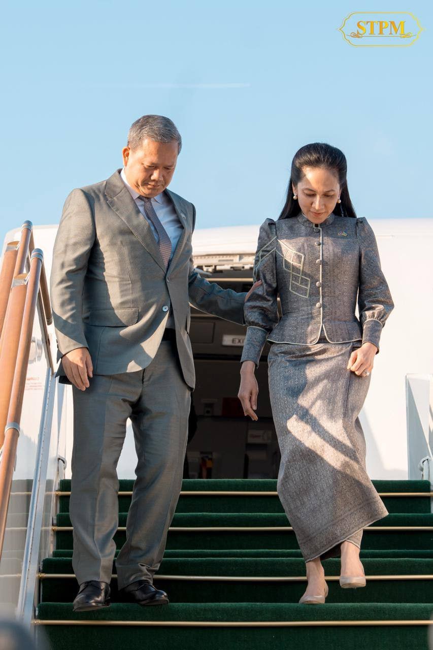 柬埔寨首相洪玛奈夫妇抵达阿塞拜疆
