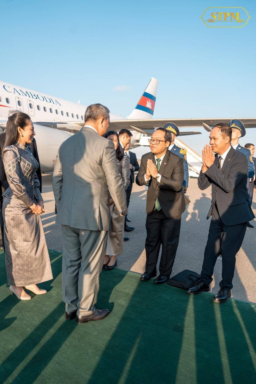 柬埔寨首相洪玛奈夫妇抵达阿塞拜疆