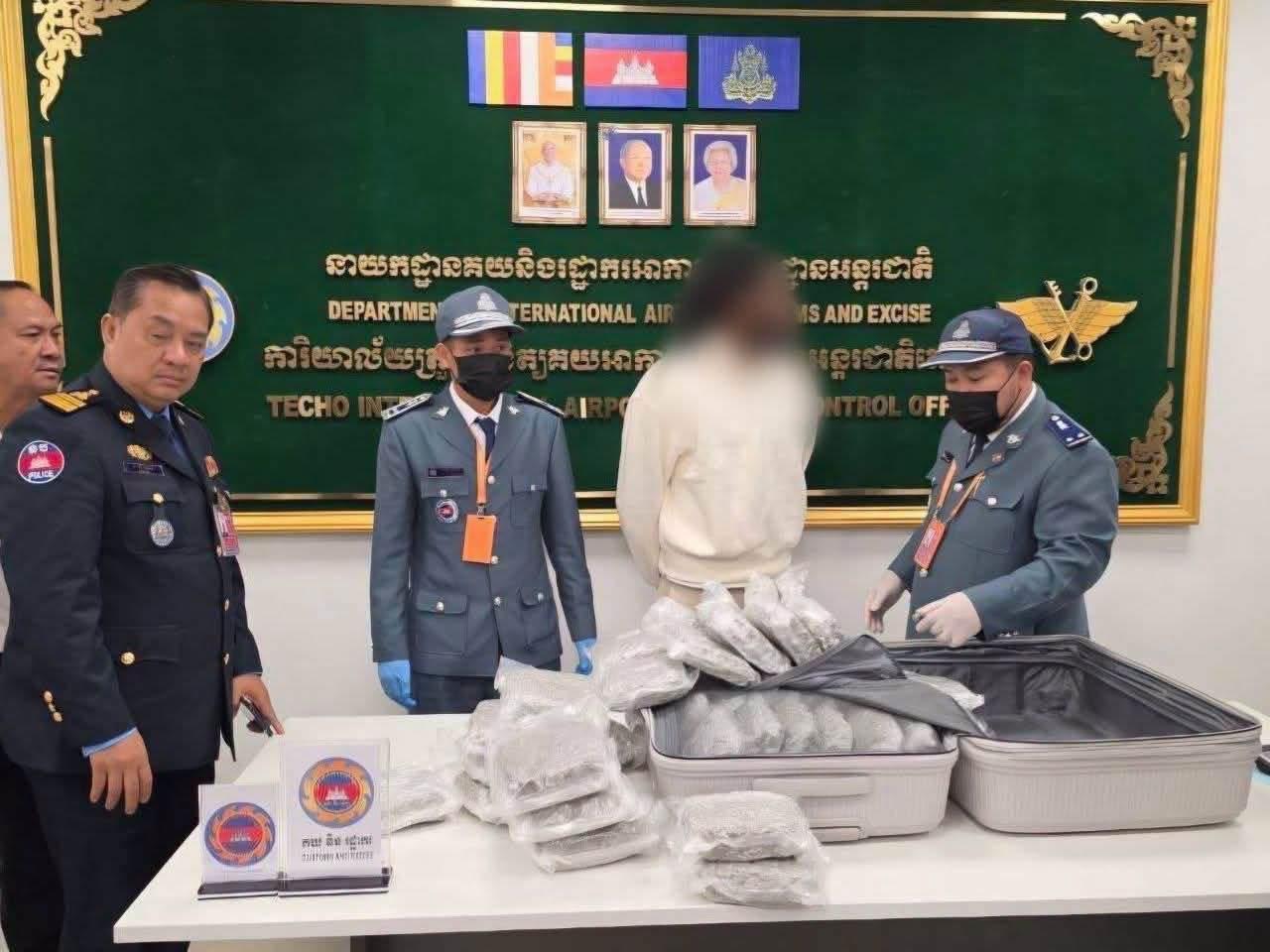 德崇国际机场查获逾48公斤大麻 抓获两名外籍旅客