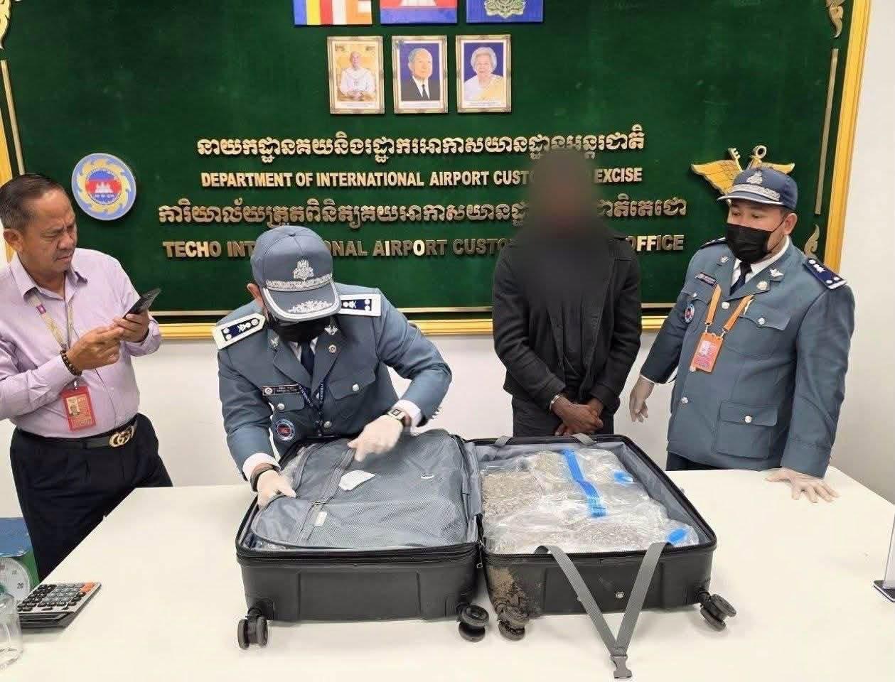 德崇国际机场查获逾48公斤大麻 抓获两名外籍旅客