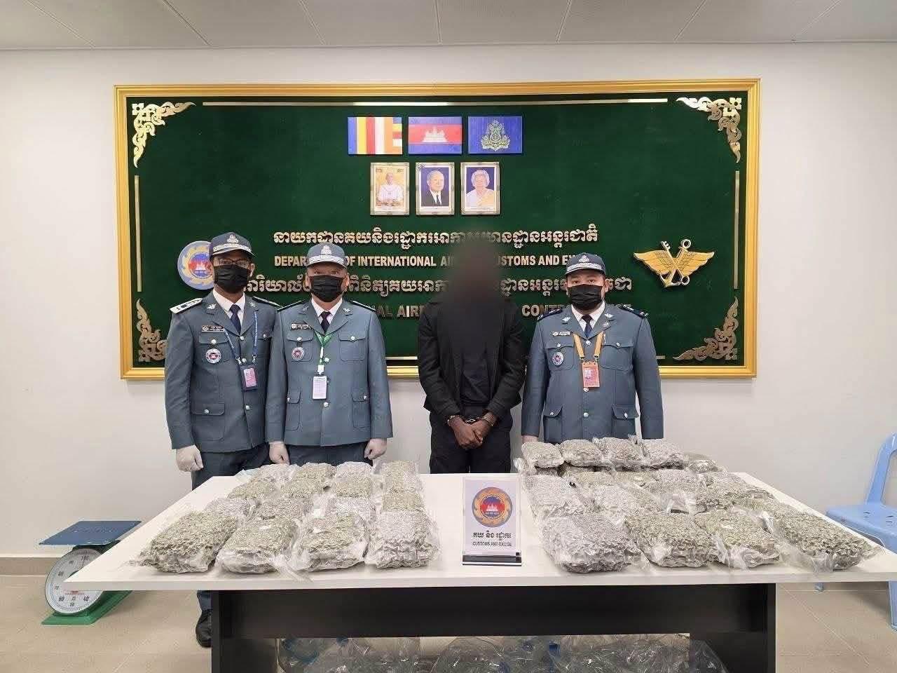 德崇国际机场查获逾48公斤大麻 抓获两名外籍旅客