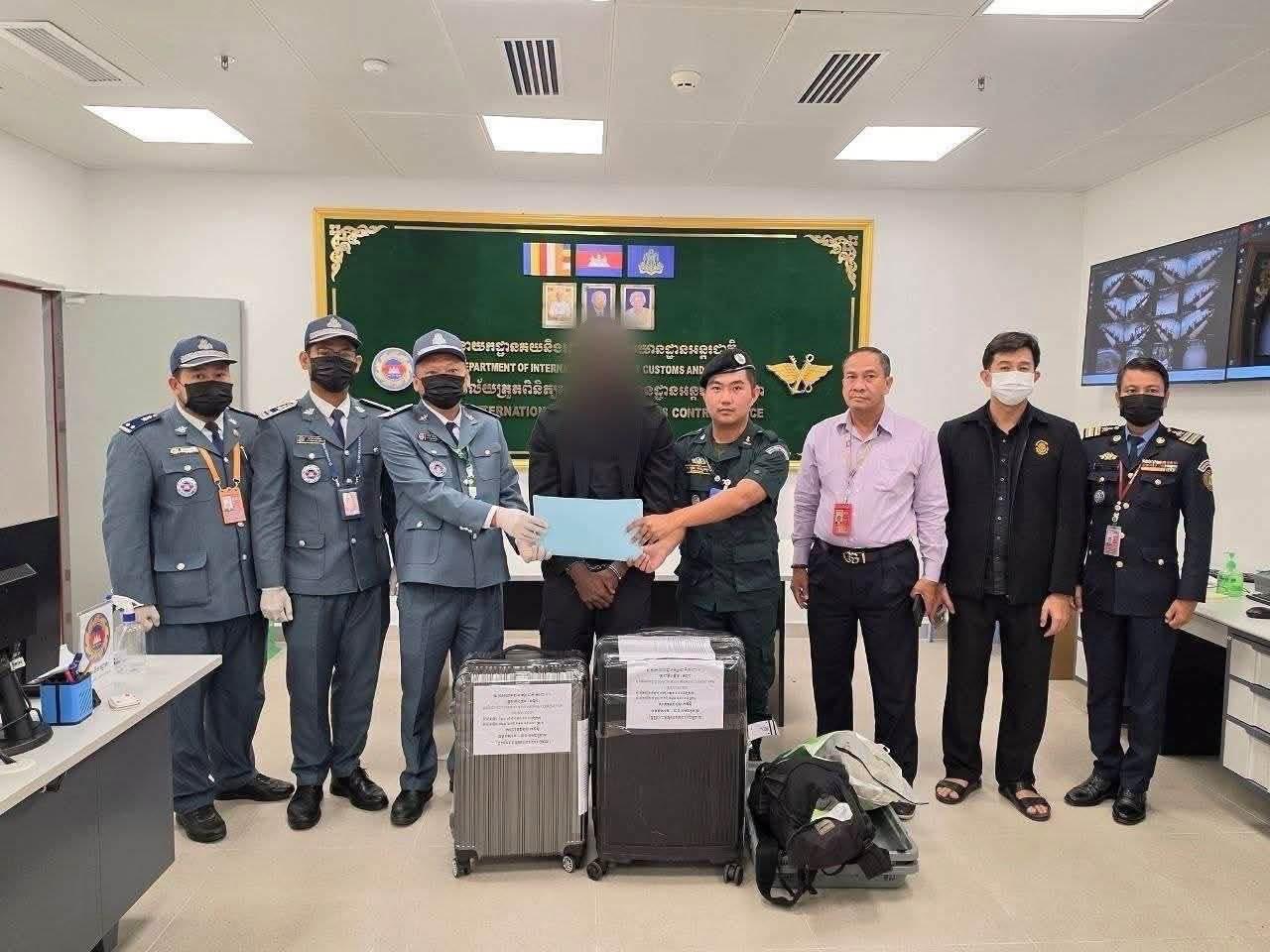 德崇国际机场查获逾48公斤大麻 抓获两名外籍旅客