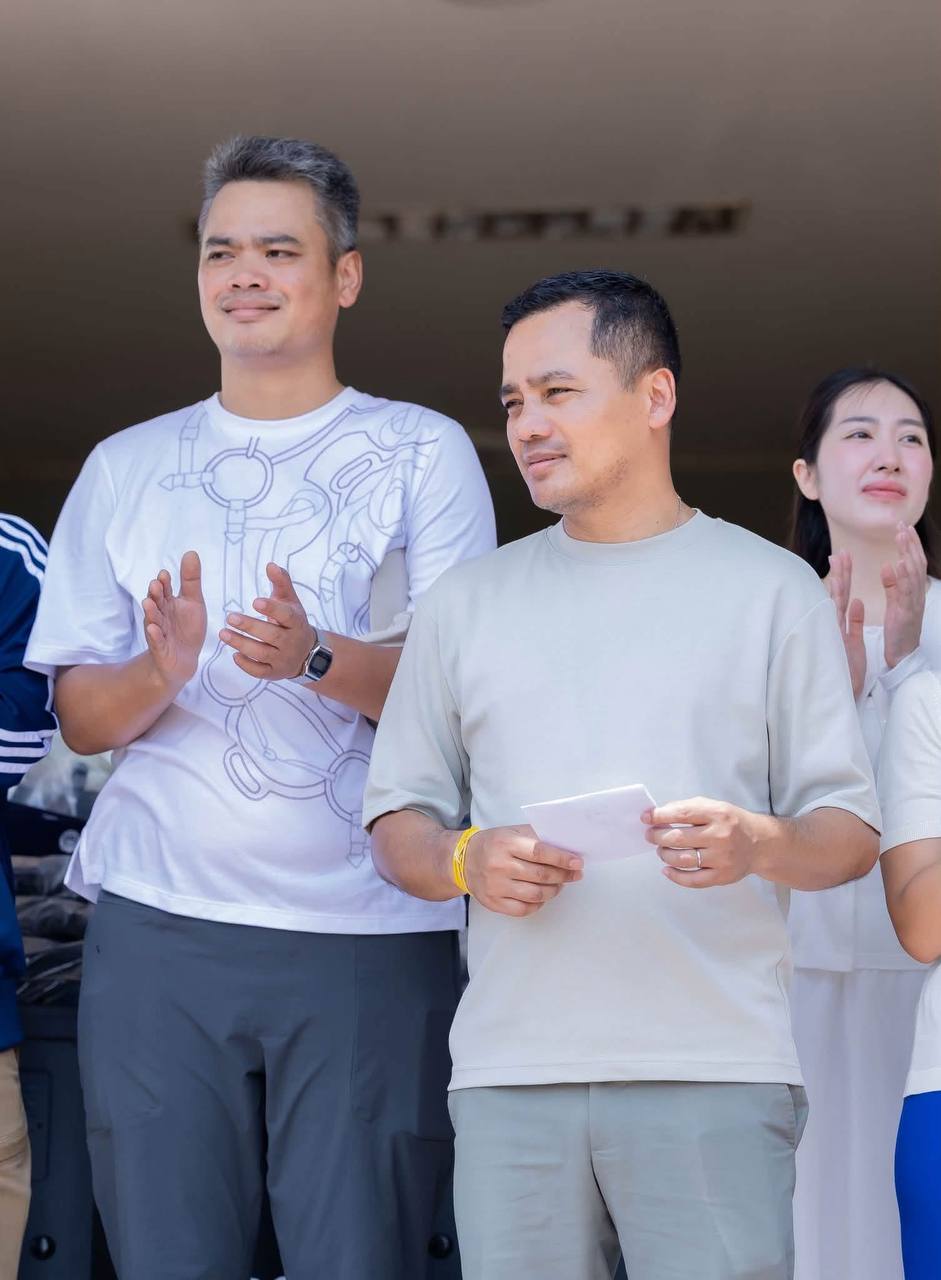 柬埔寨内政部长苏速卡突访高龙岛警察局，向每名警员发放40万瑞尔